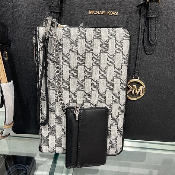 MICHAEL KORS JET SET ITEM LG 2 in 1 CARD CASE & WRISTLET
Black 
NWT - Picture 12 of 16